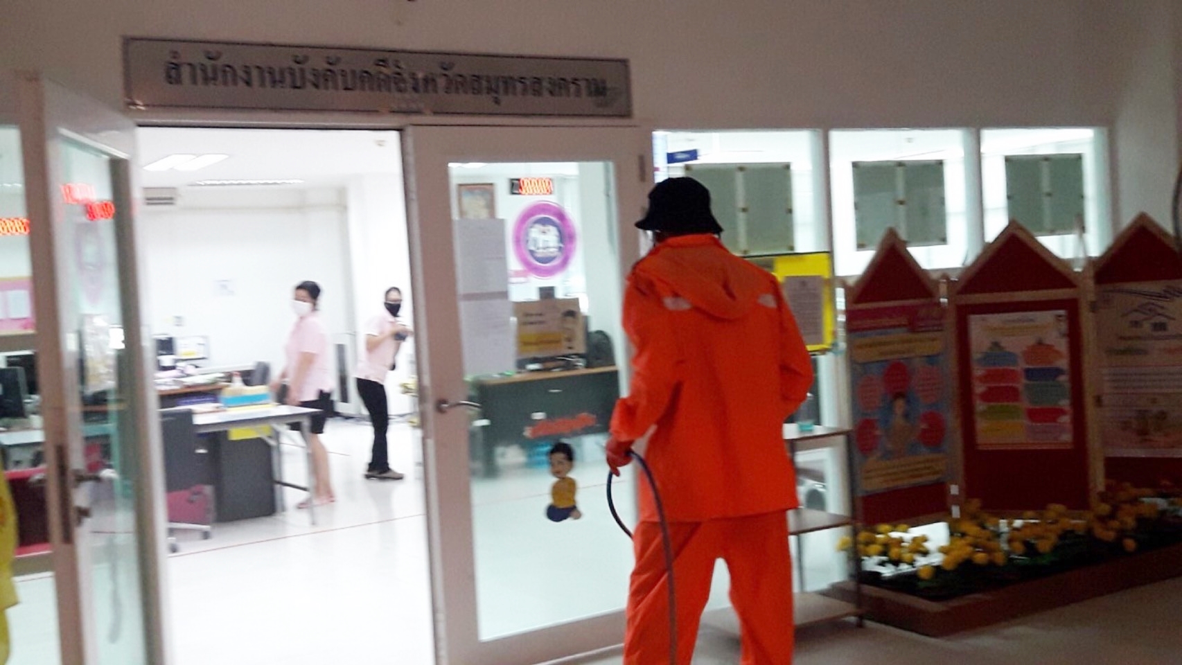 ﻿สำนักงานบังคับคดีจังหวัดสมุทรสงคราม ได้ดำเนินการฉีดพ่นน้ำยาฆ่าเชื้อโรคเพื่อป้องกันและลดการระบาดของเชื้อไวรัสโคโรนา 2019 (Coronovirus Disease 2019 : COVID-19)